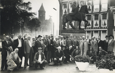 501615 Groepsportret van de leden van de Utrechtse Handelsvereniging (U.H.V.) bij het standbeeld van Willibrord op het ...